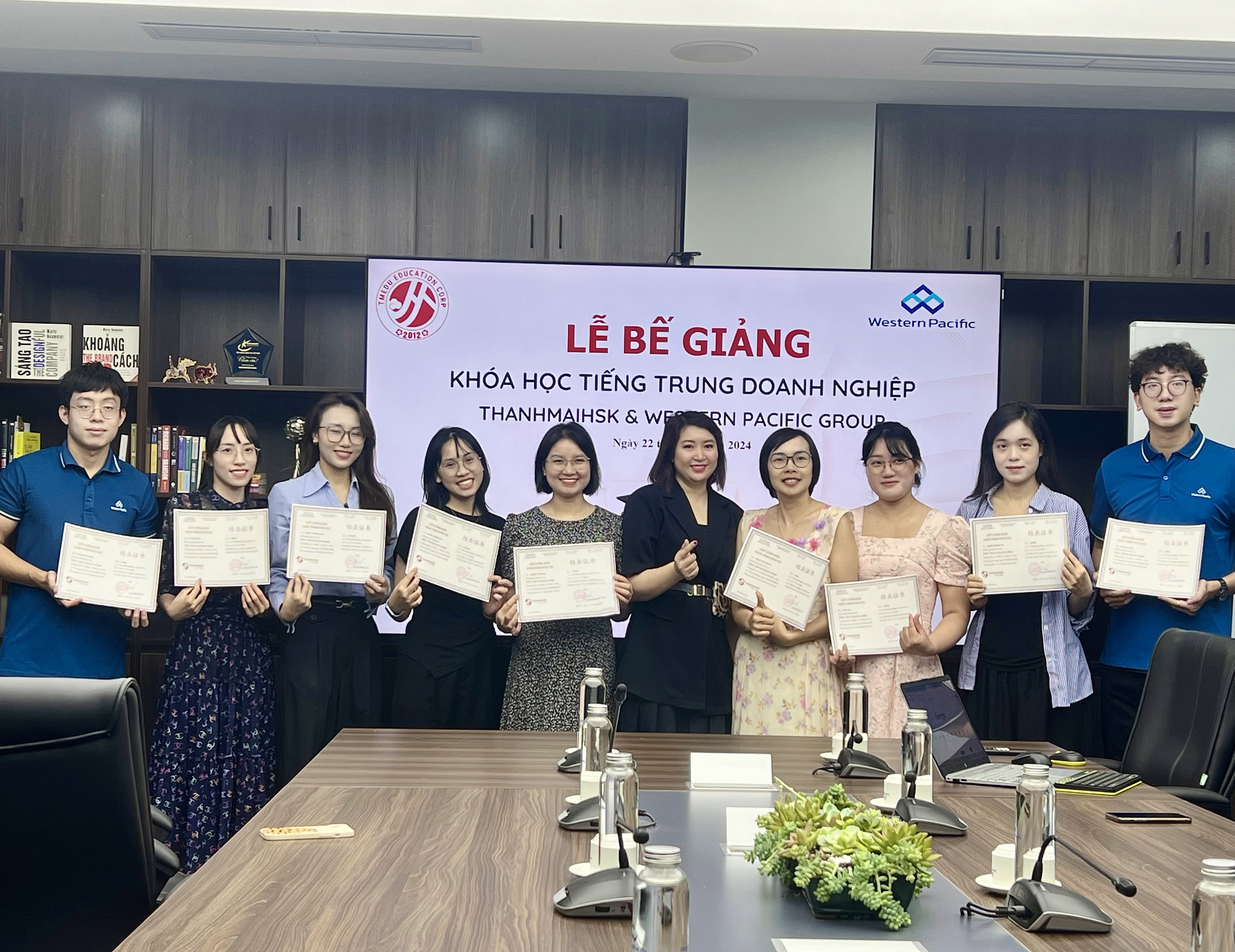 Giảng viên đứng lớp dạy tiếng Trung doanh nghiệp